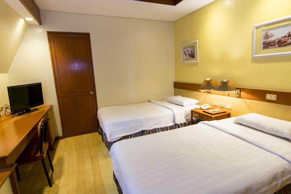 The Manor Hotel Davao Exterior photo